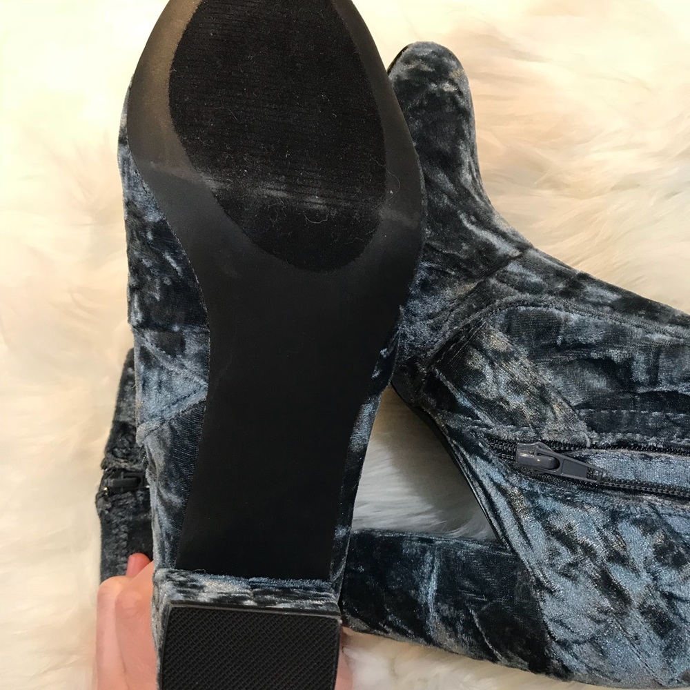Steve Madden Emison Crushed Velvet Booties - Picture 4 of 7